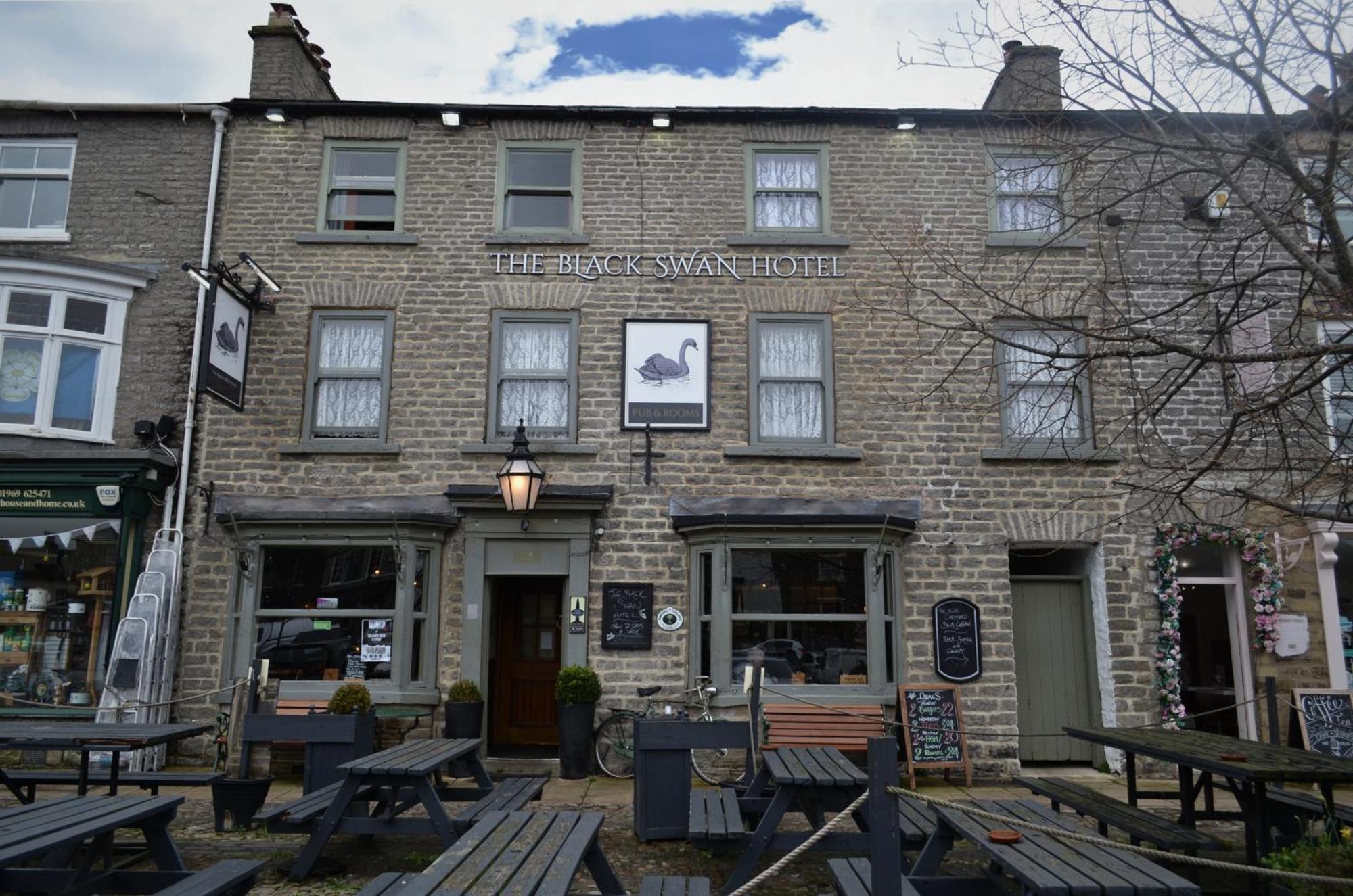 The Black Swan Hotel Leyburn Bagian luar foto