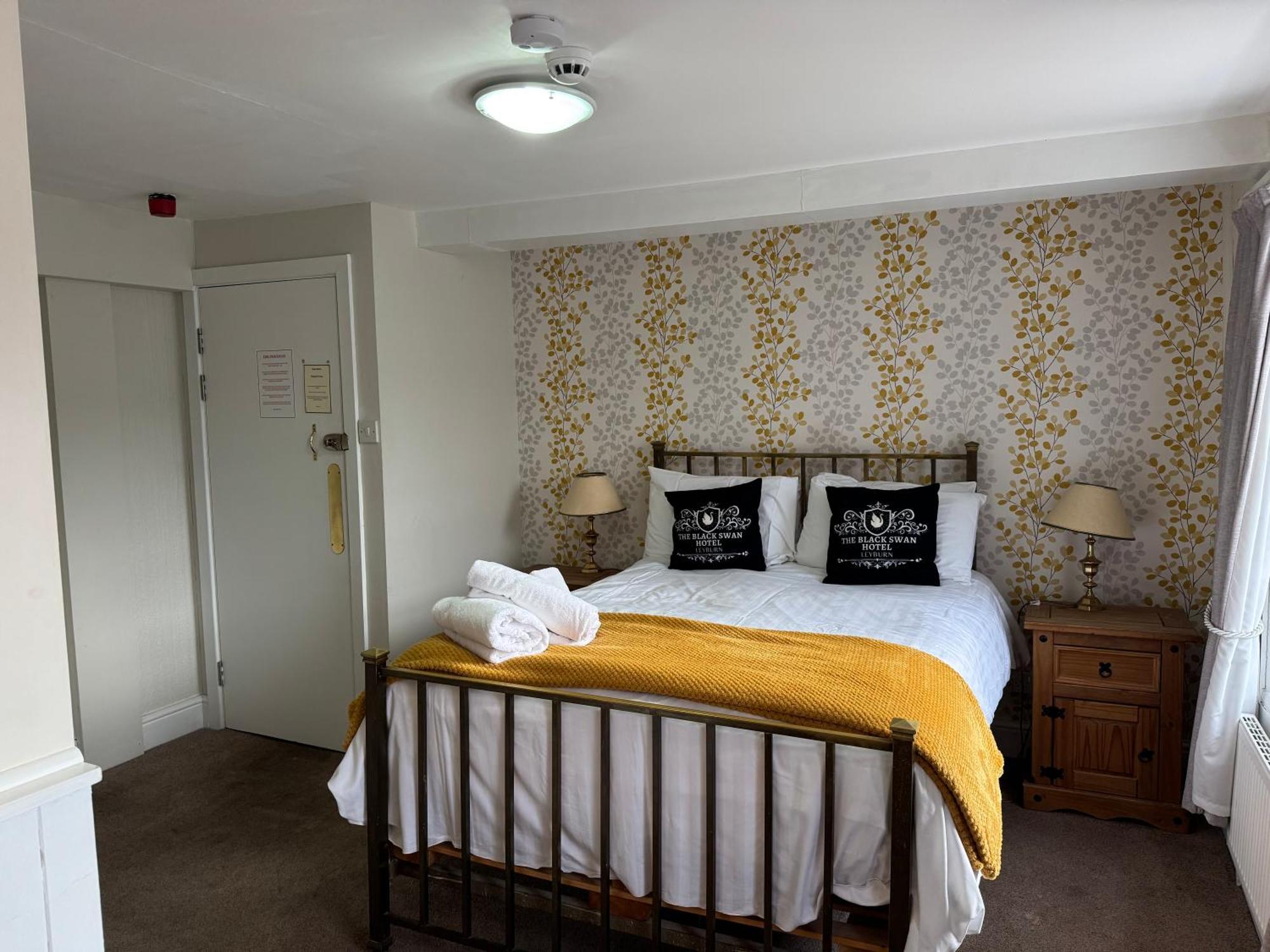 The Black Swan Hotel Leyburn Bagian luar foto